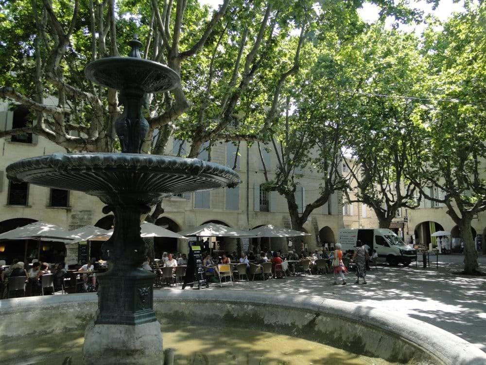 Une Chambre A Uzes Exterior photo